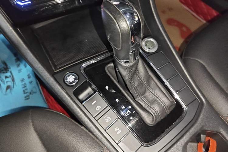 Used Volkswagen Bora 2021 1.5L Automatic Elite Smart Connect Edition Gear Lever