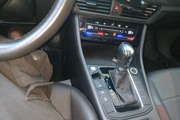 Used Volkswagen Bora 2021 1.5L Automatic Elite Smart Connect Edition Gear Lever