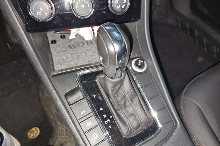 Used Volkswagen Bora 2021 1.5L Automatic Comfort Smart Connect Edition Gear Lever