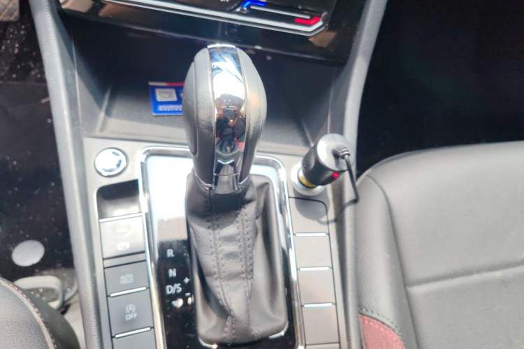 Used Volkswagen Bora 2021 1.5L Automatic Elite Smart Connect Edition Gear Lever