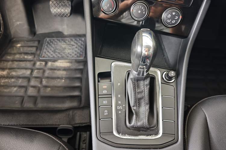 Used Volkswagen Bora 2021 1.5L Automatic Comfort Smart Connect Edition Gear Lever