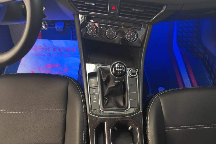 Used Volkswagen Bora 2021 1.5L Manual Fashion Smart Connect Edition Gear Lever