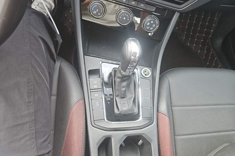 Used Volkswagen Bora 2021 1.5L Automatic Comfort Smart Connect Edition Gear Lever