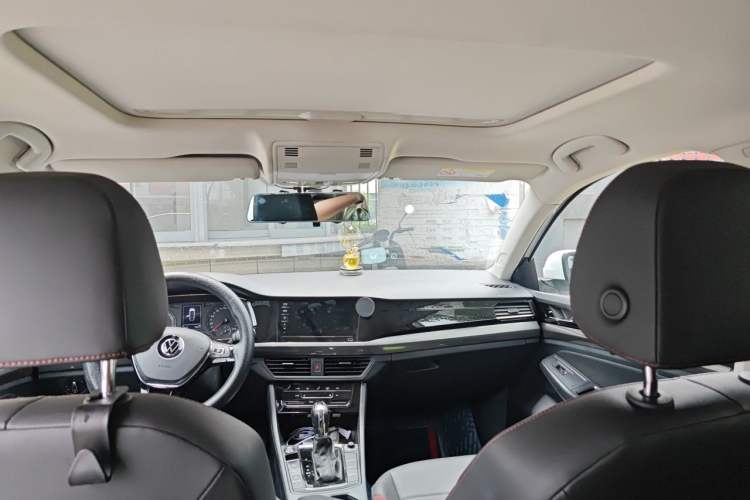 Used Volkswagen Bora 2021 1.5L Automatic Elite Smart Connect Edition Headliner