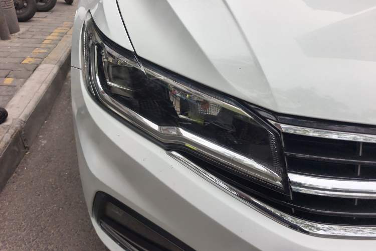 Used Volkswagen Bora 2021 1.5L Manual Comfort Smart Connect Edition Right Front Headlight