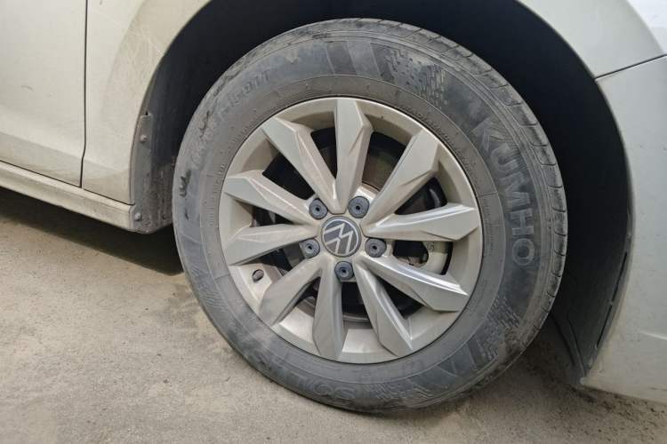 Used Volkswagen Bora 2021 1.5L Manual Fashion Smart Connect Edition Right Front Wheel Hub