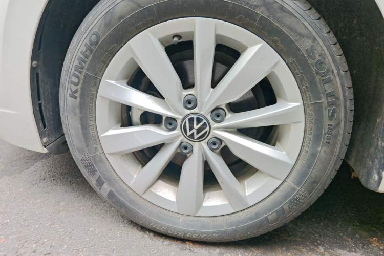Used Volkswagen Bora 2021 1.5L Automatic Elite Smart Connect Edition Right Front Wheel Hub