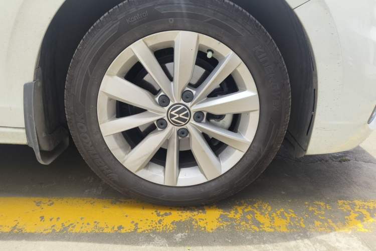 Used Volkswagen Bora 2021 1.5L Automatic Comfort Smart Connect Edition Right Front Wheel Hub