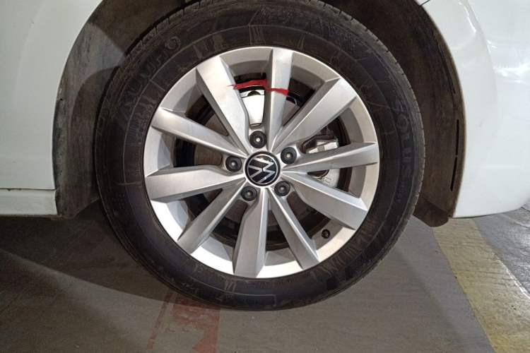 Used Volkswagen Bora 2021 1.5L Automatic Comfort Smart Connect Edition Right Front Wheel Hub