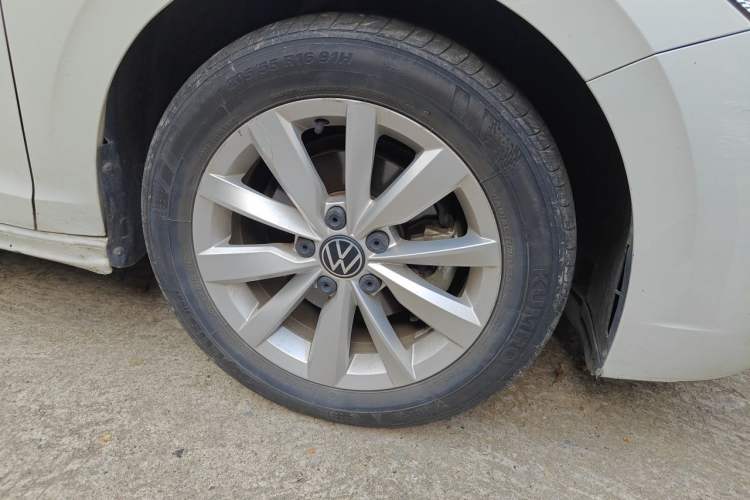 Used Volkswagen Bora 2021 1.5L Automatic Elite Smart Connect Edition Right Front Wheel Hub