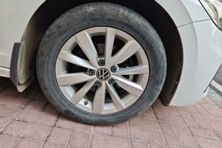 Used Volkswagen Bora 2021 1.5L Automatic Comfort Smart Connect Edition Right Front Wheel Hub