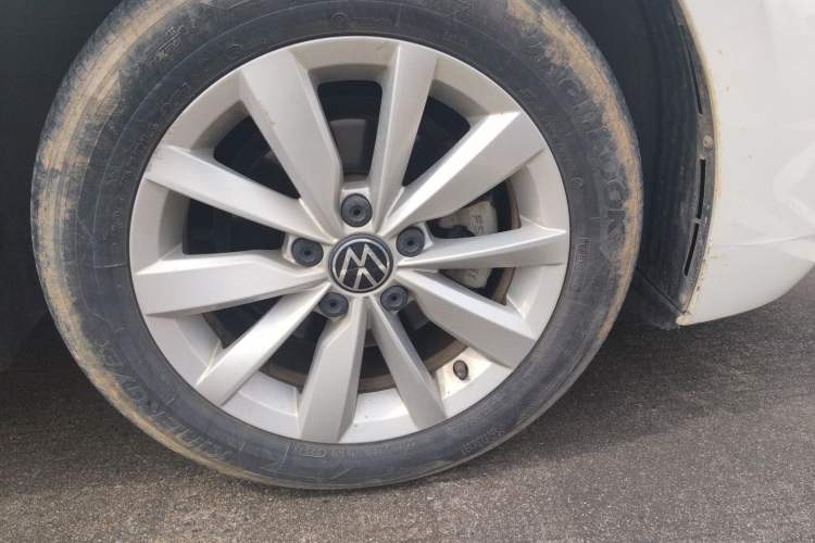 Used Volkswagen Bora 2021 1.5L Automatic Comfort Smart Connect Edition Right Front Wheel Hub