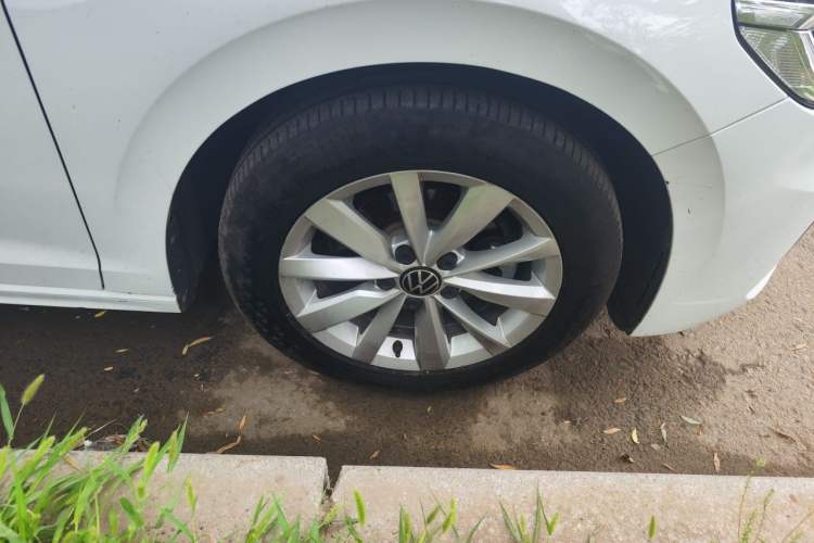 Used Volkswagen Bora 2021 1.5L Automatic Comfort Smart Connect Edition Right Front Wheel Hub