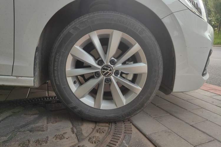 Used Volkswagen Bora 2021 1.5L Automatic Comfort Smart Connect Edition Right Front Wheel Hub