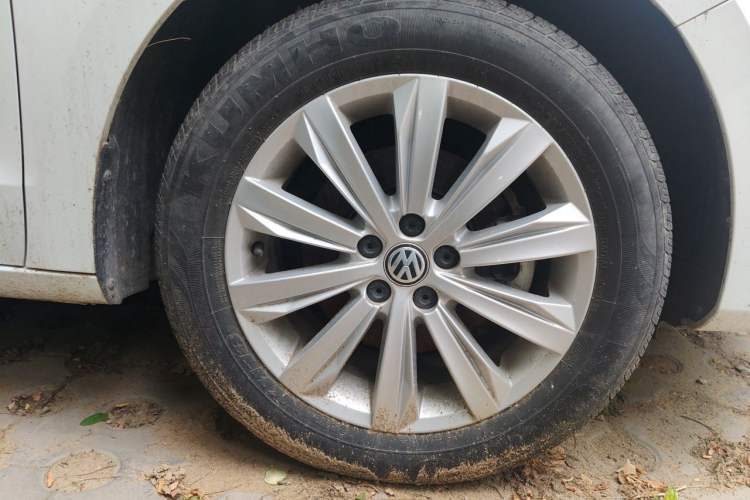 Used Volkswagen Bora 2021 1.5L Automatic Comfort Smart Connect Edition Right Front Wheel Hub