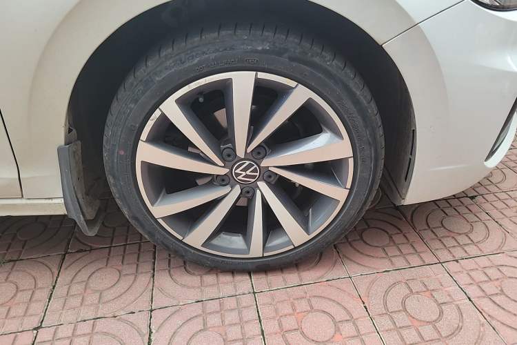 Used Volkswagen Bora 2021 1.5L Automatic 30th Anniversary Edition Right Front Wheel Hub
