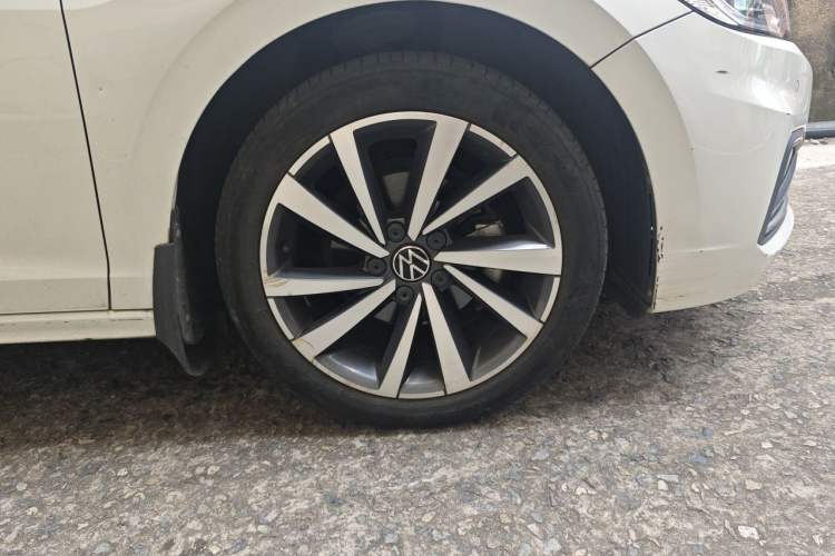 Used Volkswagen Bora 2021 1.5L Automatic 30th Anniversary Edition Right Front Wheel Hub