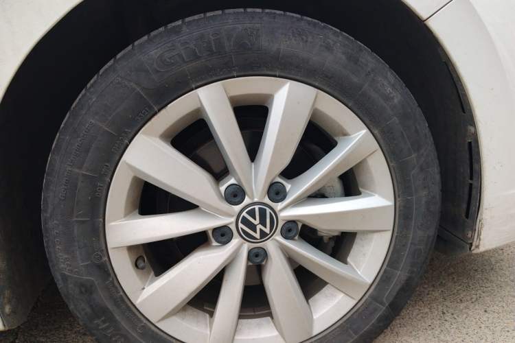 Used Volkswagen Bora 2021 1.5L Automatic Comfort Smart Connect Edition Right Front Wheel Hub