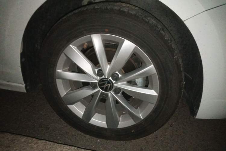 Used Volkswagen Bora 2021 1.5L Automatic Comfort Smart Connect Edition Right Front Wheel Hub