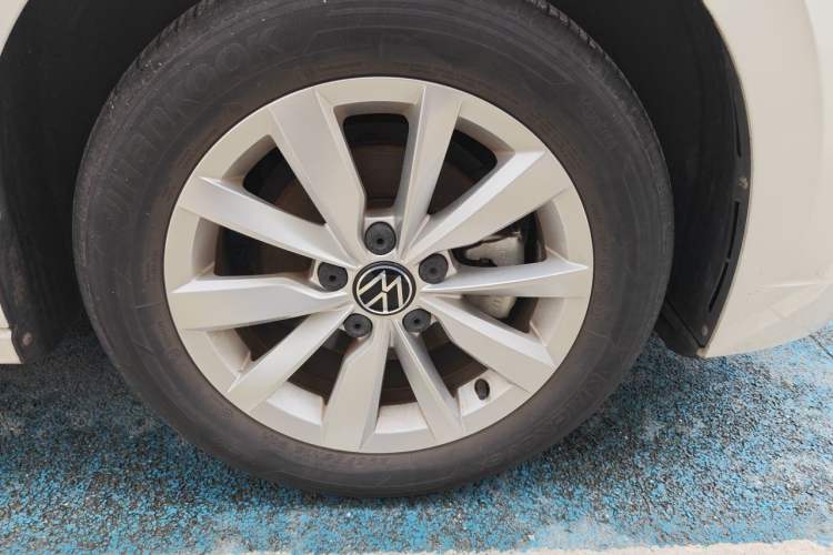Used Volkswagen Bora 2021 1.5L Automatic Comfort Smart Connect Edition Right Front Wheel Hub
