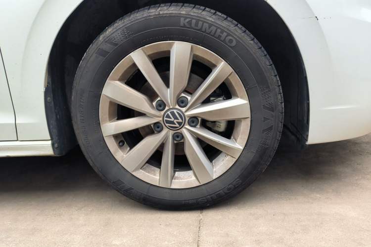 Used Volkswagen Bora 2021 1.5L Automatic Comfort Smart Connect Edition Right Front Wheel Hub