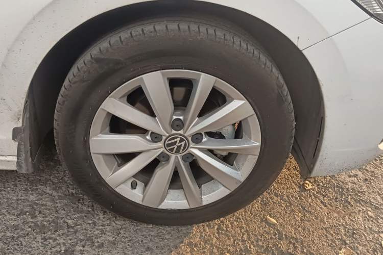 Used Volkswagen Bora 2021 1.5L Automatic Comfort Smart Connect Edition Right Front Wheel Hub