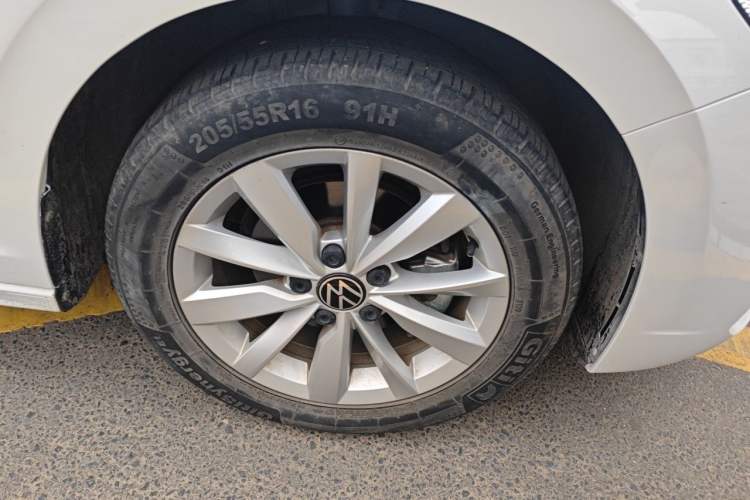Used Volkswagen Bora 2021 1.5L Automatic Comfort Smart Connect Edition Right Front Wheel Hub