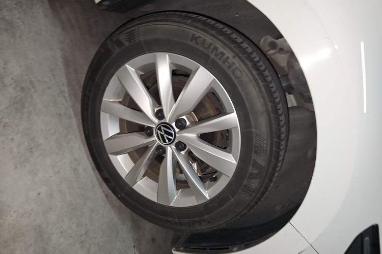 Used Volkswagen Bora 2021 1.5L Automatic Comfort Smart Connect Edition Right Front Wheel Hub
