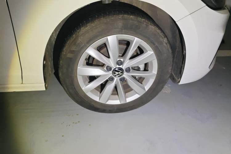 Used Volkswagen Bora 2021 1.5L Automatic Comfort Smart Connect Edition Right Front Wheel Hub