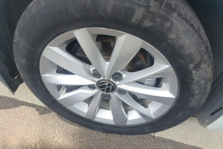 Used Volkswagen Bora 2021 1.5L Automatic Comfort Smart Connect Edition Right Front Wheel Hub