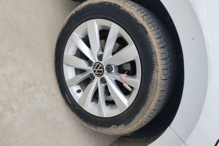 Used Volkswagen Bora 2021 1.5L Automatic Comfort Smart Connect Edition Right Front Wheel Hub