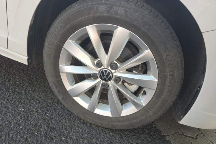 Used Volkswagen Bora 2021 1.5L Automatic Comfort Smart Connect Edition Right Front Wheel Hub