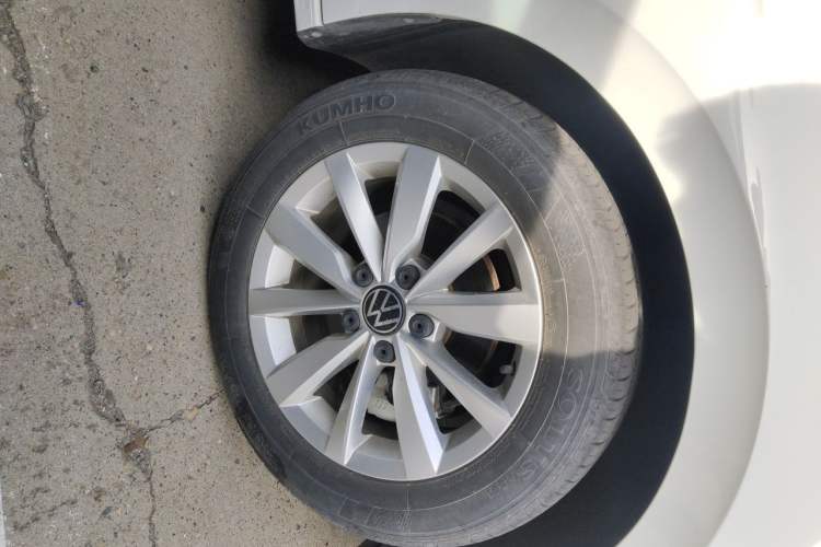 Used Volkswagen Bora 2021 1.5L Automatic Comfort Smart Connect Edition Right Front Wheel Hub