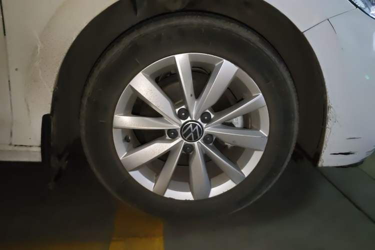 Used Volkswagen Bora 2021 1.5L Automatic Comfort Smart Connect Edition Right Front Wheel Hub