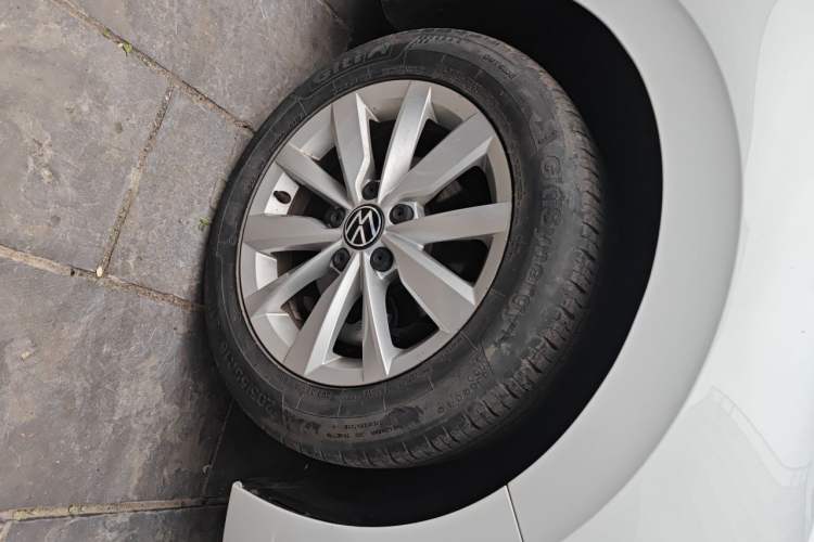 Used Volkswagen Bora 2021 1.5L Automatic Comfort Smart Connect Edition Right Front Wheel Hub