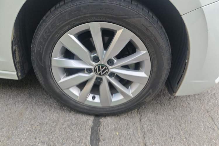 Used Volkswagen Bora 2021 1.5L Automatic Comfort Smart Connect Edition Right Front Wheel Hub