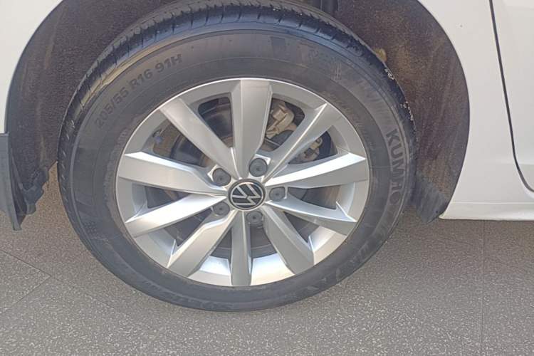 Used Volkswagen Bora 2021 1.5L Automatic Comfort Smart Connect Edition Right Rear Wheel Hub
