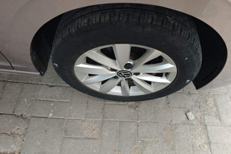 Used Volkswagen Bora 2021 1.5L Automatic Comfort Smart Connect Edition Right Front Wheel Hub