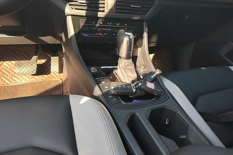 Used Volkswagen Bora 2023 300TSI DSG Prestige Edition Gear Lever