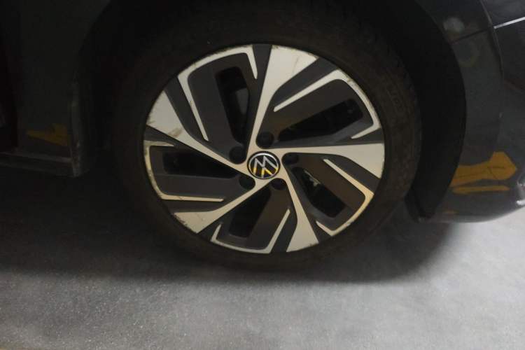 Used Volkswagen Bora 2023 200TSI DSG SmartDrive PRO Edition Right Front Wheel Hub