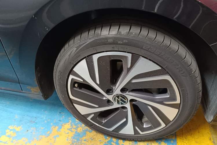 Used Volkswagen Bora 2023 300TSI DSG Prestige Edition Right Front Wheel Hub