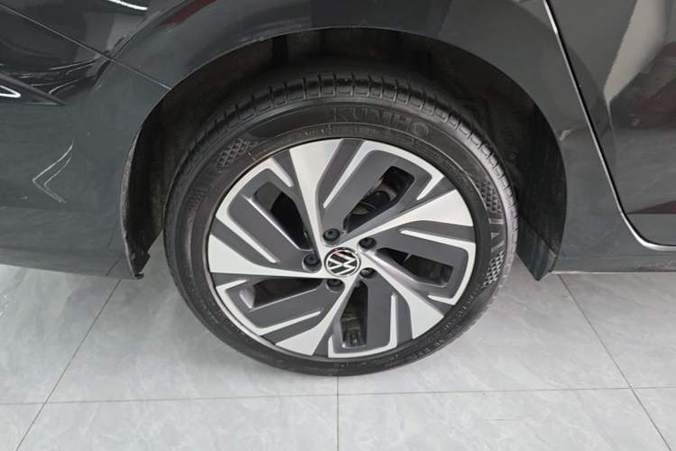Used Volkswagen Bora 2023 300TSI DSG Prestige Edition Right Rear Wheel Hub