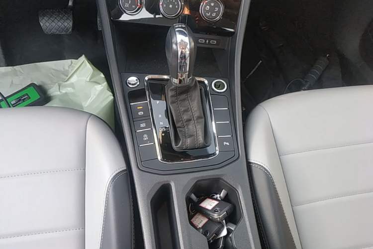 Used Volkswagen Bora 2023 200TSI DSG SmartDrive PRO Edition Gear Lever