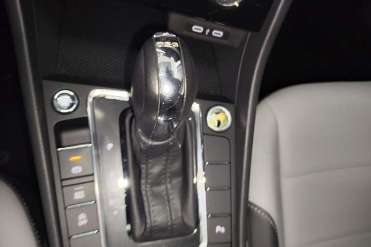 Used Volkswagen Bora 2023 200TSI DSG SmartDrive PRO Edition Gear Lever