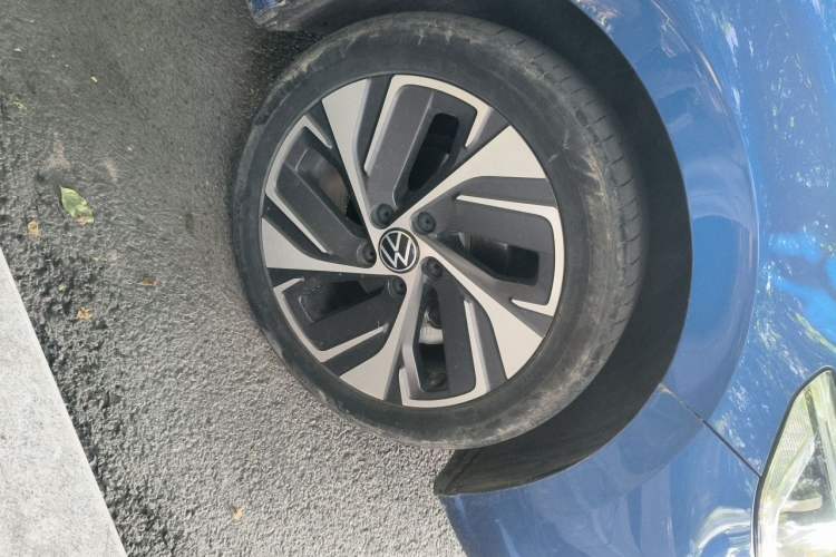 Used Volkswagen Bora 2023 200TSI DSG SmartDrive PRO Edition Right Front Wheel Hub