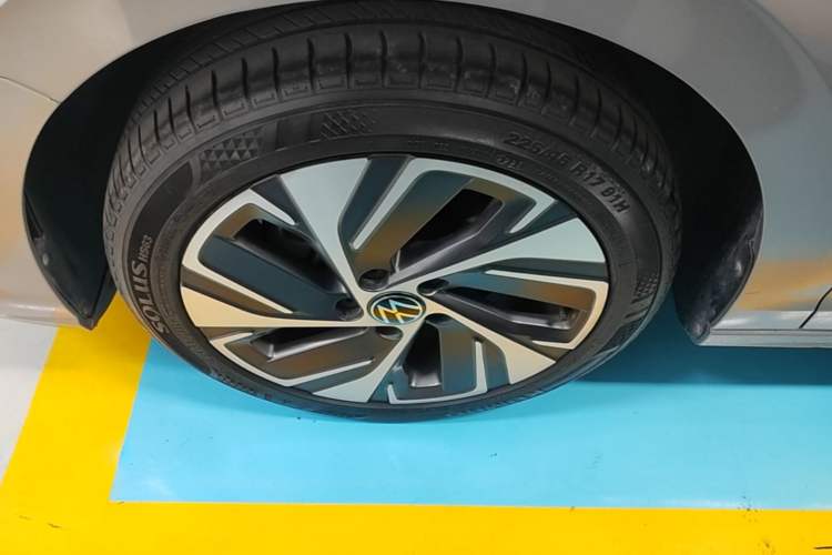 Used Volkswagen Bora 2023 300TSI DSG Prestige Edition Left Front Wheel Hub