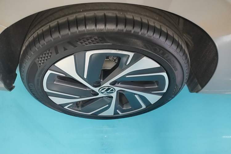 Used Volkswagen Bora 2023 300TSI DSG Prestige Edition Right Rear Wheel Hub