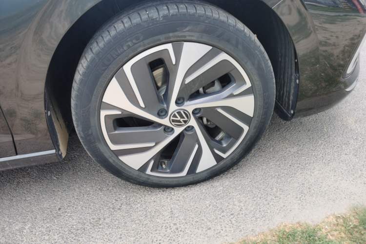 Used Volkswagen Bora 2023 300TSI DSG Prestige Edition Right Front Wheel Hub