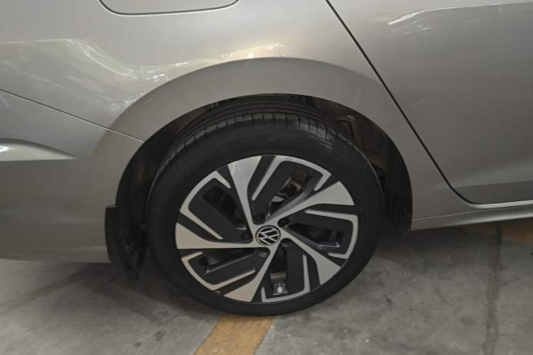 Used Volkswagen Bora 2023 300TSI DSG Prestige Edition Right Rear Wheel Hub