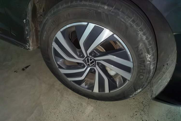 Used Volkswagen Bora 2023 200TSI DSG Smart Drive Version Right Front Wheel Hub